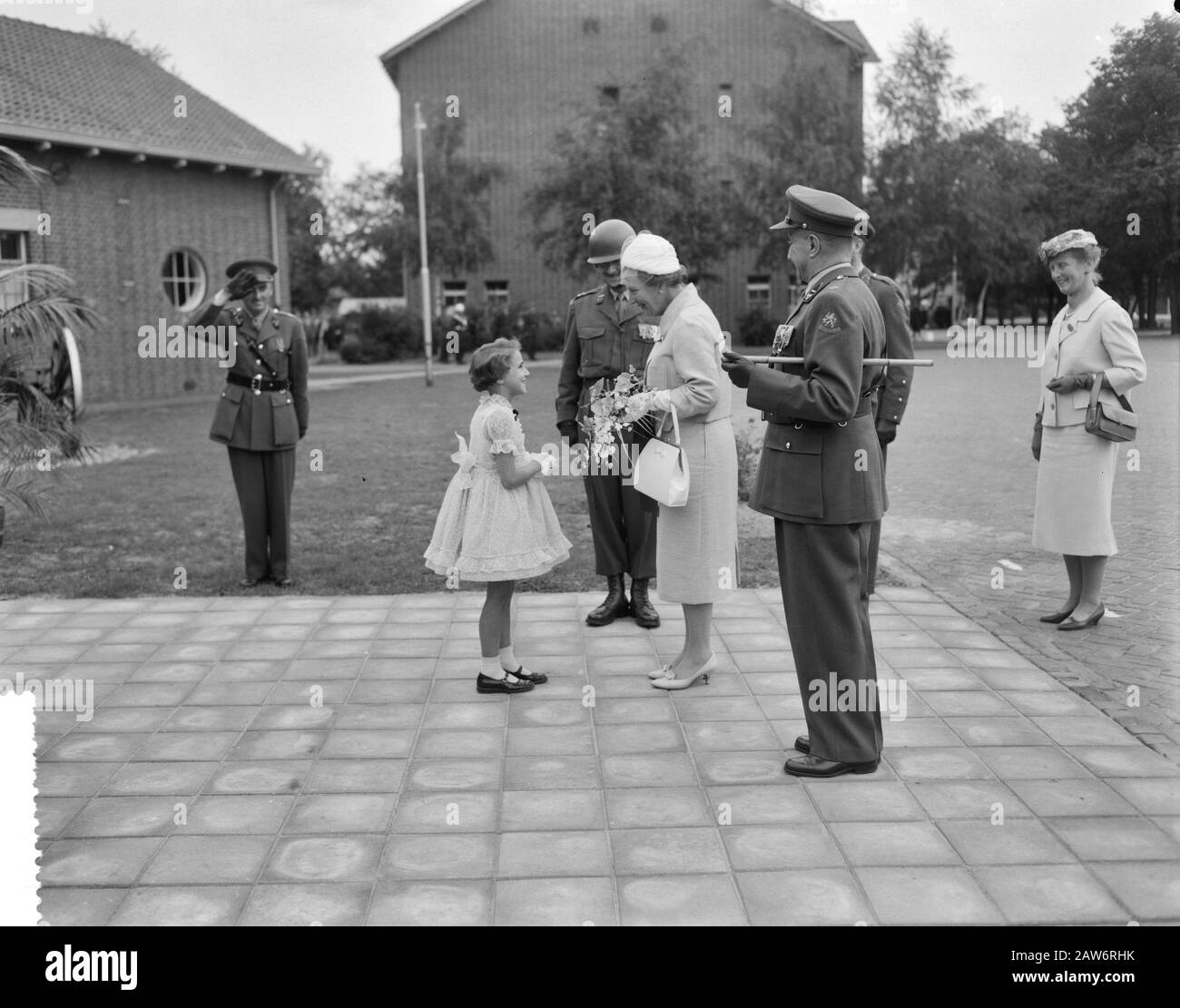 The Guards Regiment Grenadiers obtenir une nouvelle bannière la Reine Juliana obtient des fleurs à la date d'arrivée: 26 juillet 1960 mots clés: Fleurs, régiments de garde, reines, bannières Nom De La Personne: Juliana (Reine Pays-Bas) Banque D'Images