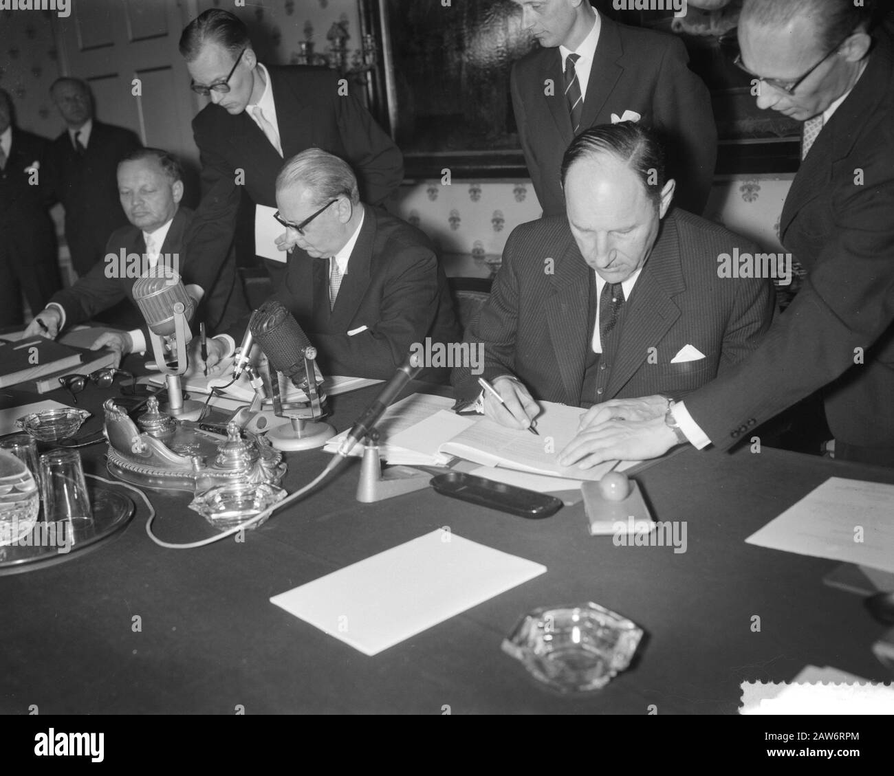 Signature De La Convention Allemande Néerlandaise Par Le Ministre Lun, Le Ministre Von Brentana Hague A Quitté Le Ministre Von Brentano, Le Ministre Lun Date : Le 8 Avril 1960 Lieu : La Haye, Pays-Bas-Sud Mots Clés : Signatures Nom De La Personne : Brentano, Heinrich Von, Lun, Jamh, Lun, Joseph Banque D'Images