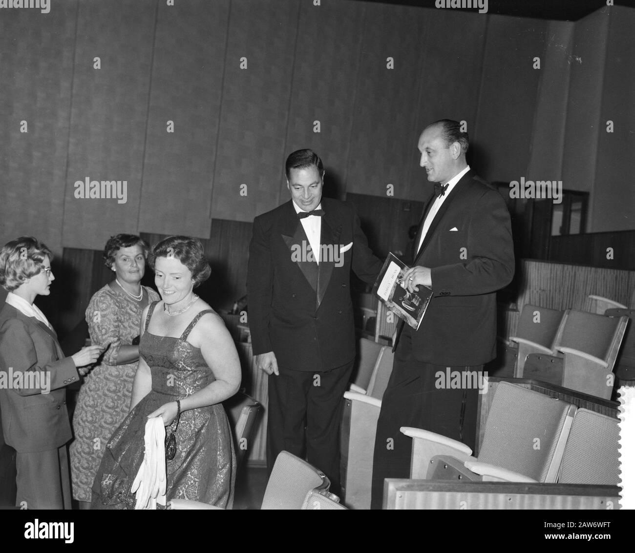 Film Premiere Porgy and Bess au cinéma du Midi à Amsterdam. Arrivée du ministre Toxopus (à droite). Liens à côté de lui R.A.H. Reset (Columbia Film Director) Date : 23 septembre 1960 lieu : Amsterdam, Noord-Holland mots clés : cinéma, cinéma, ministres, premiers ministres Nom De La Personne : RESET R.A.H. Nom De L'Institution: Du Midi Banque D'Images