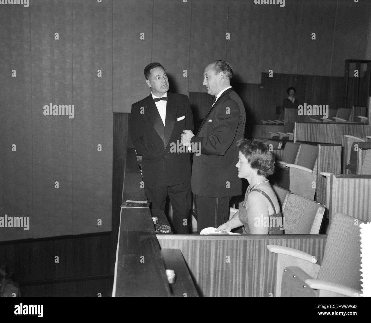 Film Premiere Porgy and Bess au cinéma du Midi à Amsterdam. Arrivée Du Ministre Toxopus. Directeur des liens R.A.H. Date de remise à zéro: 23 septembre 1960 lieu: Amsterdam, Noord-Holland mots clés: Cinéma, cinéma, ministres, premiers ministres Nom De La Personne: RESET R.A.H. Nom De L'Institution: Du Midi Banque D'Images