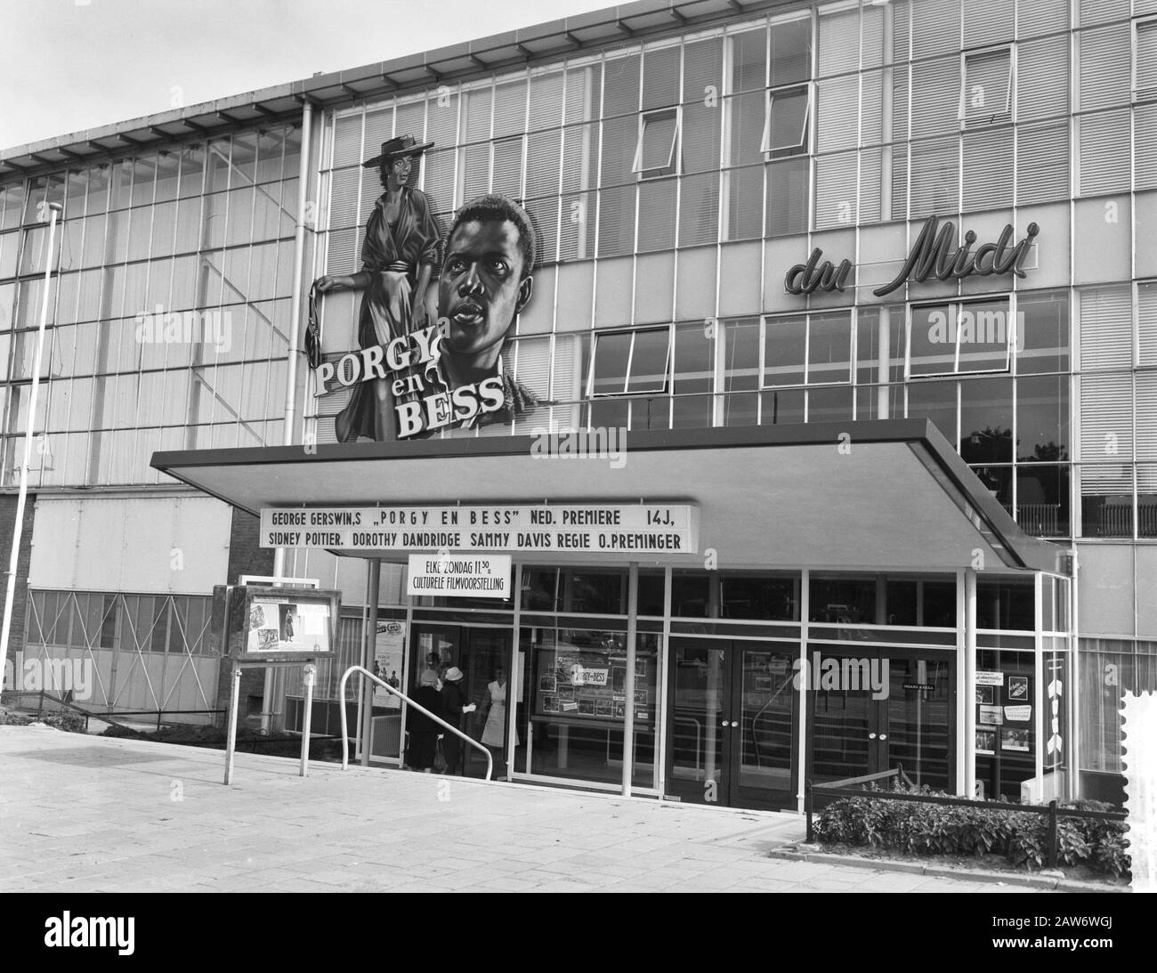 Film Premiere Porgy and Bess au cinéma du Midi à Amsterdam. Extérieur du Midi Date: 23 septembre 1960 lieu: Amsterdam, Noord-Holland mots clés: Cinémas, films, bâtiments, premières institution Nom: Du Midi Banque D'Images