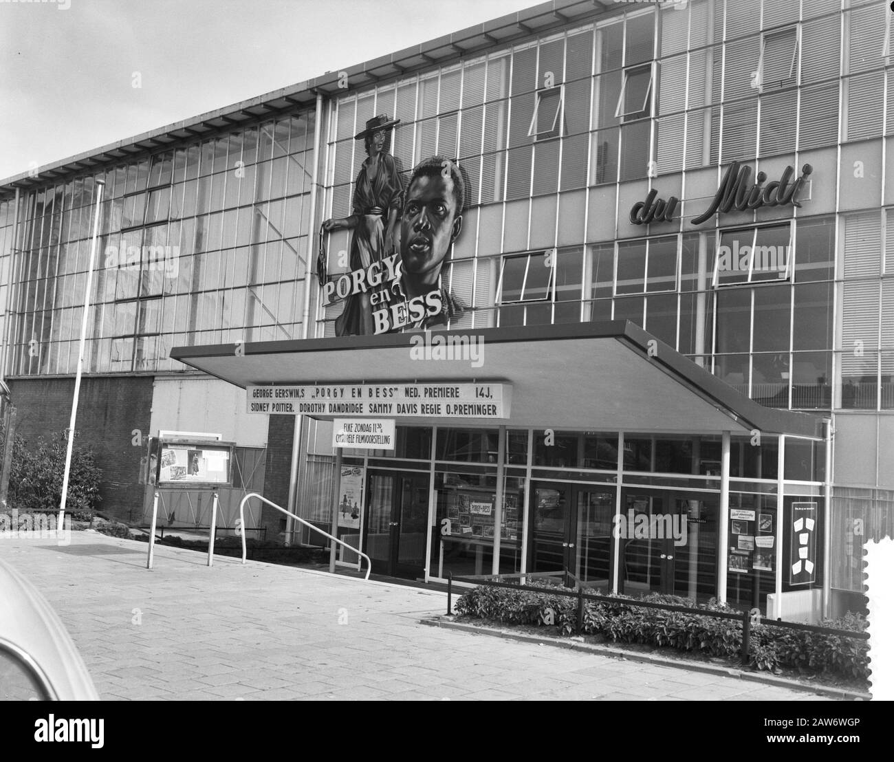 Film Premiere Porgy and Bess au cinéma du Midi à Amsterdam. Extérieur du Midi Date: 23 septembre 1960 lieu: Amsterdam, Noord-Holland mots clés: Cinémas, films, bâtiments, premières institution Nom: Du Midi Banque D'Images