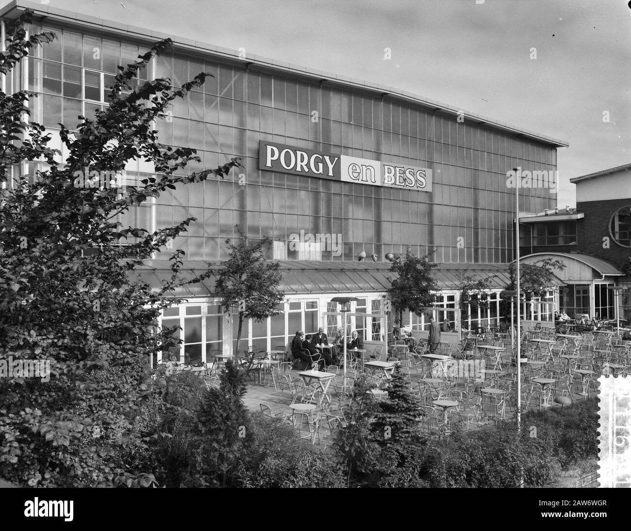 Film Premiere Porgy and Bess au cinéma du Midi à Amsterdam. Extérieur du Midi Date: 23 septembre 1960 lieu: Amsterdam, Noord-Holland mots clés: Cinémas, films, bâtiments, premières institution Nom: Du Midi Banque D'Images