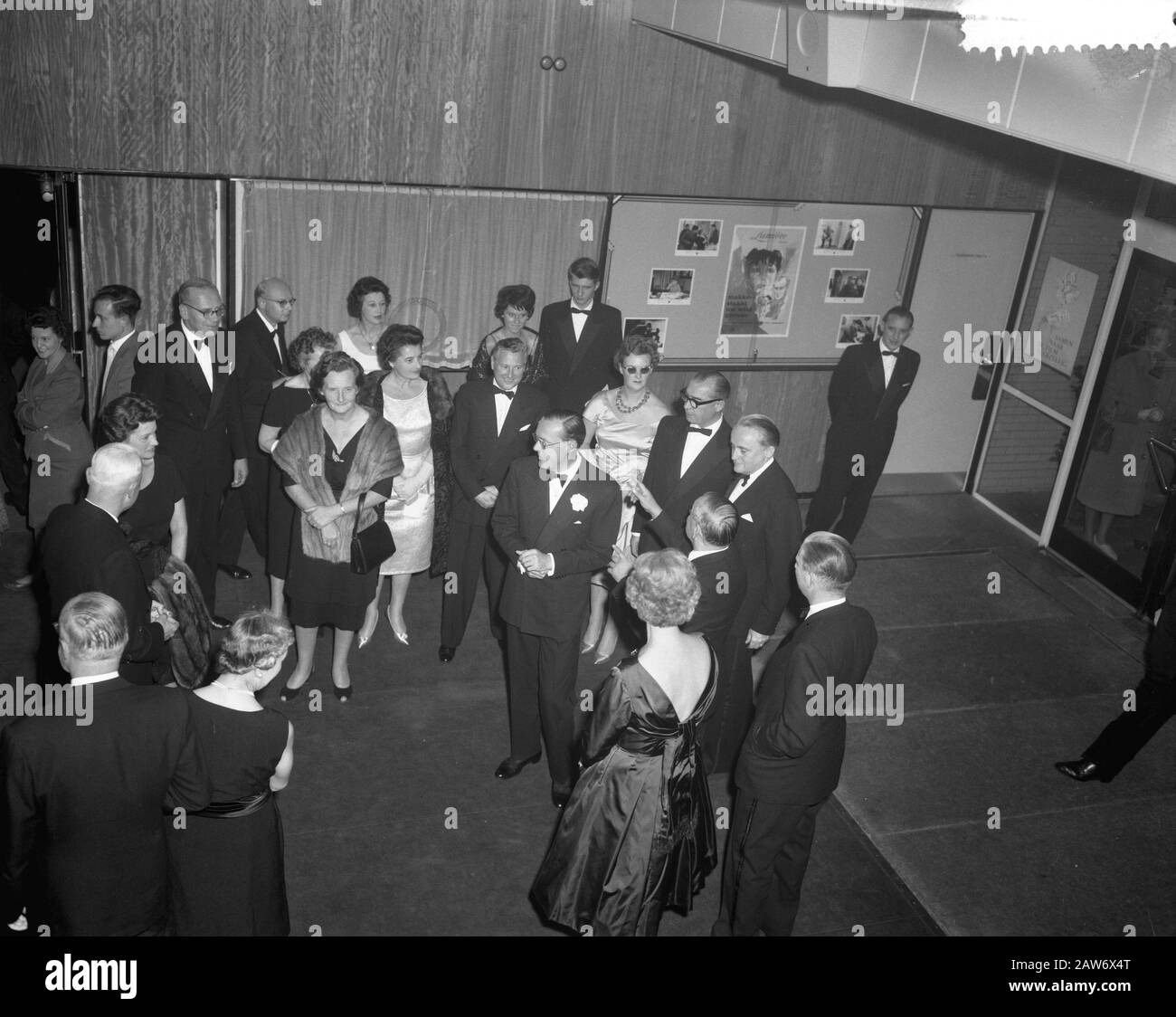 Premiere des Camarades de cinéma cessez votre roar sauvage. Prince Bernhard est disponible Date: 26 octobre 1960 mots clés: Films, maison royale, premiers ministres, princes Nom De La Personne: Bernhard (prince Pays-Bas) Banque D'Images