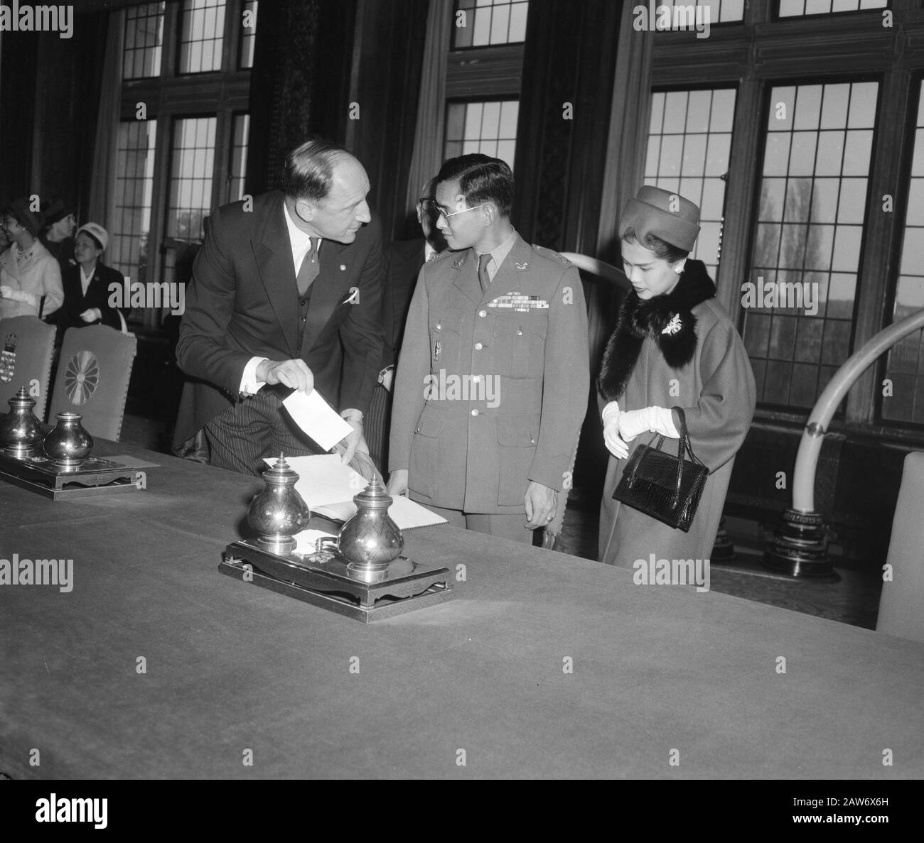 Couple royal de Thaïlande visité le Palais de la paix Date: 27 octobre 1960 lieu: Thaïlande mots clés: King SAVE institution Nom: Palais de la paix Banque D'Images