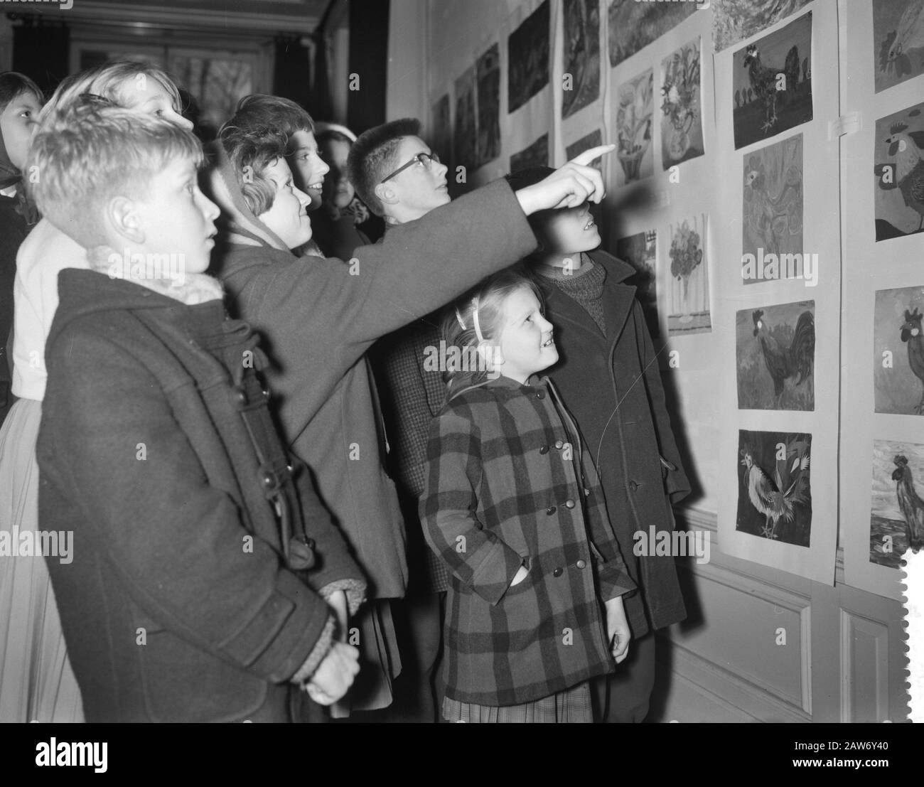 Dutch Association for Character Education 80 ans HE Pulchri Studio à la Haye, intérêt des enfants dans les dessins Date: 14 janvier 1961 lieu: La Haye, Pays-Bas mots clés: Drawings Nom de la personne: Dutch Association for Character Education Banque D'Images