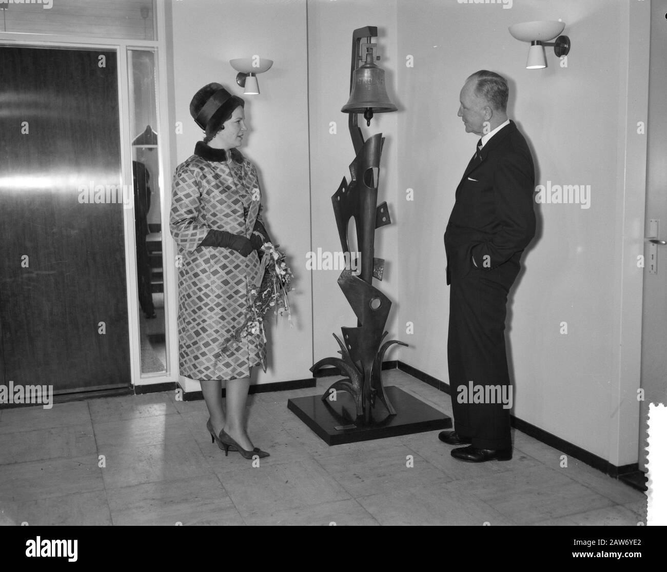 La Princesse Irene Visite L'Édifice Shell Rotterdam Date : Le 9 Février 1961 Lieu : Rotterdam, Hollande-Méridionale Nom De La Personne : Irene, Princesse Banque D'Images