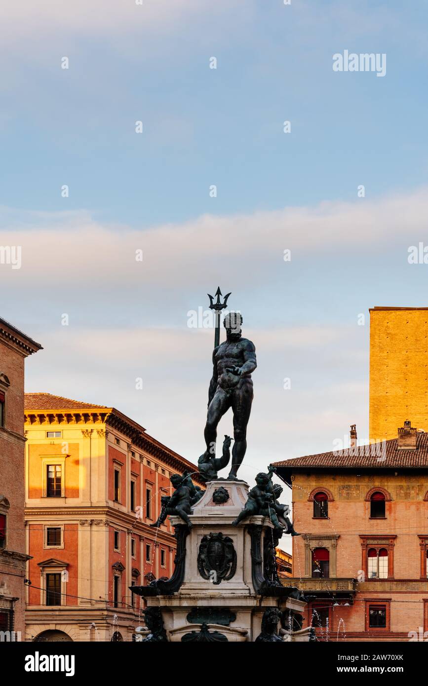 Neptune Sculpture et fontaine dans le centre-ville de Bologne, Emilie Romagne, Italie Banque D'Images