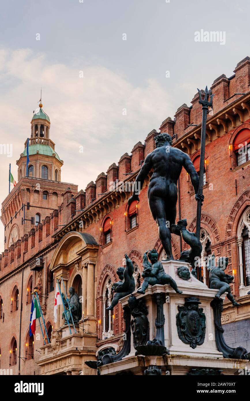 Neptune Sculpture et fontaine dans le centre-ville de Bologne, Emilie Romagne, Italie Banque D'Images