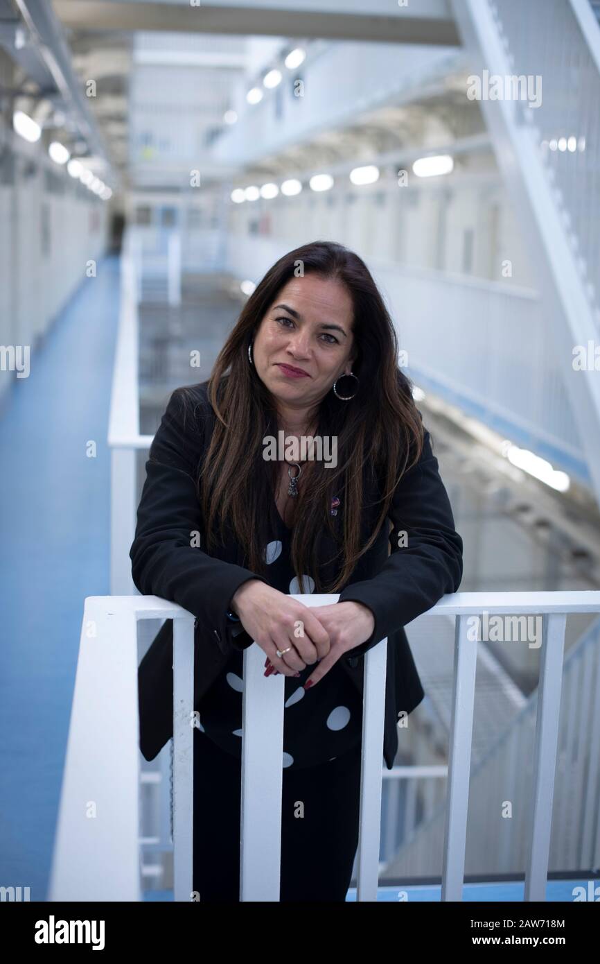 Pia Sinha, le gouverneur de HMP Liverpool, également connu sous le nom de prison de Walton, photographié dans la B Escadre de la prison. La prison a reçu un rapport effrayant en 2017 qui a fait ressortir divers manquements et problèmes. Mme Sinha a été nommée cette année-là et, dans les deux prochaines années, elle a transformé la prison en un programme d'amélioration et de soutien aux détenus et à l'infrastructure. HMP Liverpool abrite un maximum de 700 prisonniers avec un personnel global d'environ 250 personnes. Banque D'Images