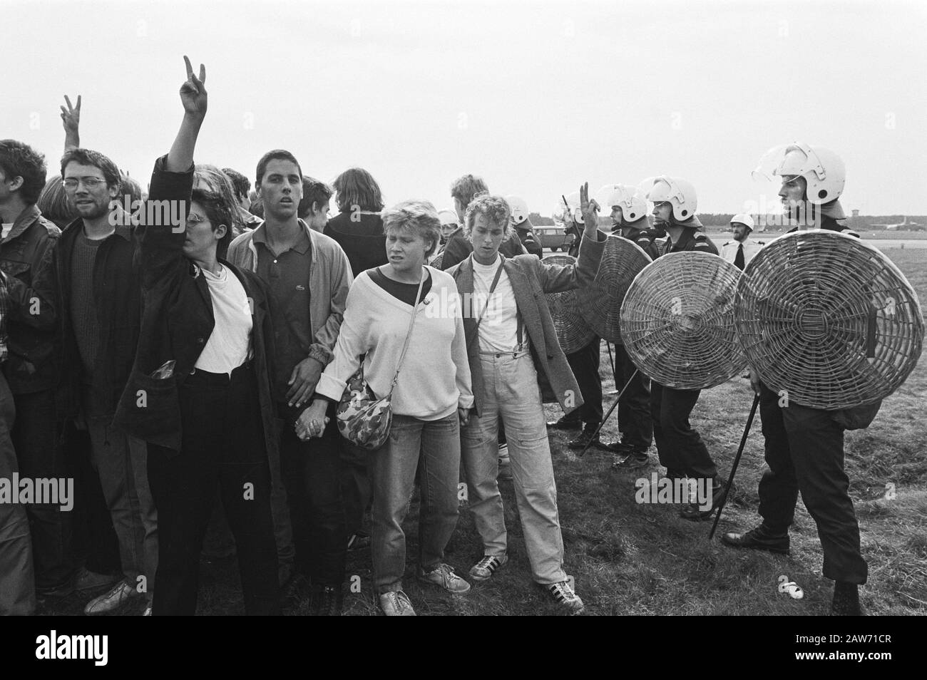 Journée libre à la base aérienne Soesterberg les membres du groupe d'action Onkruit manifestent contre les forces armées à l'ouverture de la journée à la base aérienne Soesterberg. The Royal Military police watches Date: 12 septembre 1981 lieu: Soesterberg, Utrecht (province) mots clés: Militants, forces armées, police militaire, aéroports Banque D'Images
