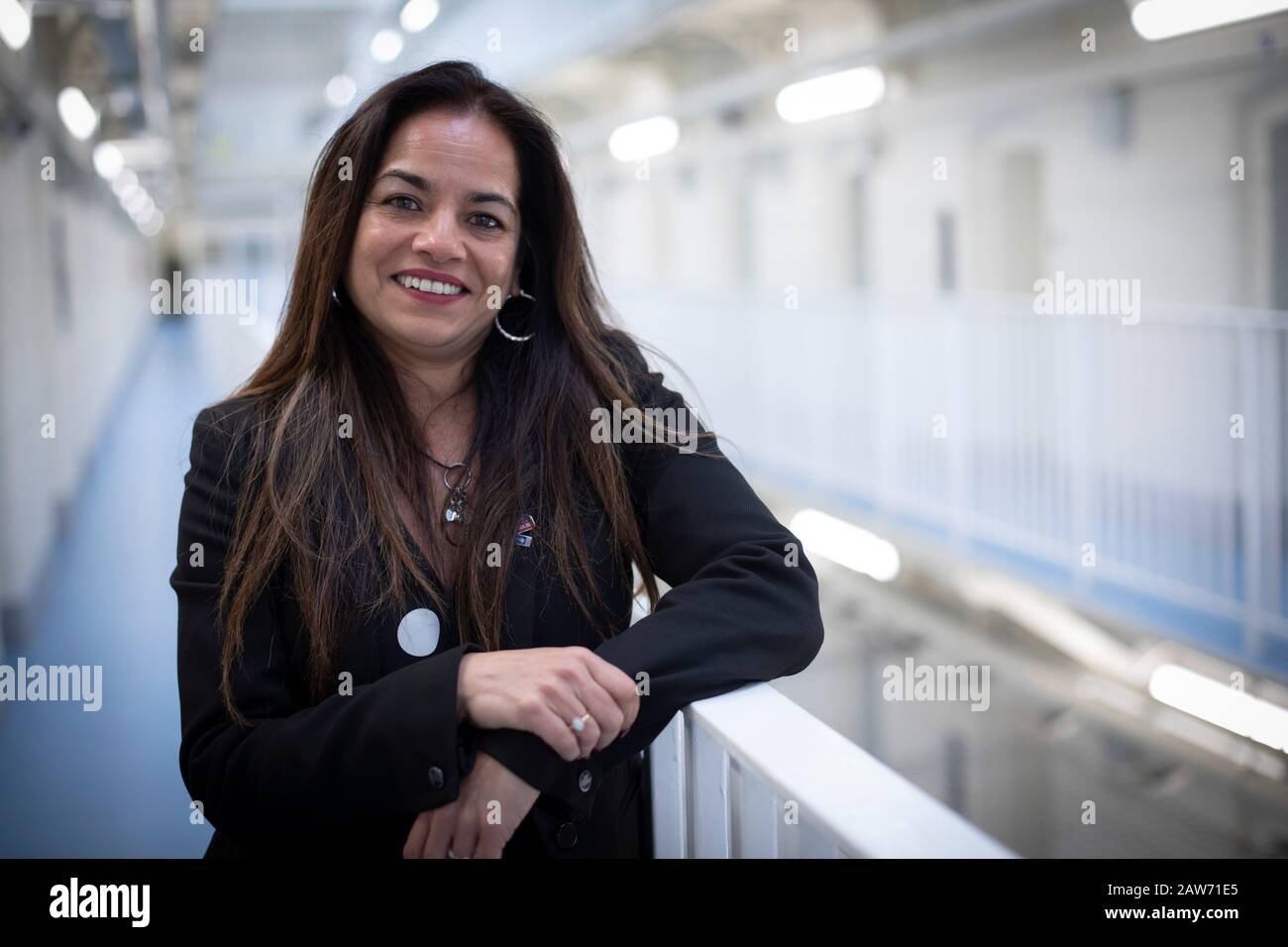 Pia Sinha, le gouverneur de HMP Liverpool, également connu sous le nom de prison de Walton, photographié dans la B Escadre de la prison. La prison a reçu un rapport effrayant en 2017 qui a fait ressortir divers manquements et problèmes. Mme Sinha a été nommée cette année-là et, dans les deux prochaines années, elle a transformé la prison en un programme d'amélioration et de soutien aux détenus et à l'infrastructure. HMP Liverpool abrite un maximum de 700 prisonniers avec un personnel global d'environ 250 personnes. Banque D'Images