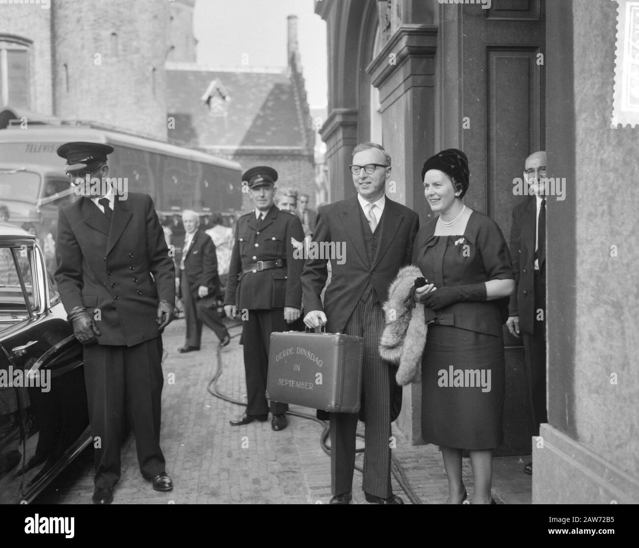 Ouverture des Etats généraux. Ministre Zijlstra Avec Mémorandum Sur Le Budget Date : 19 Septembre 1961 Lieu : La Haye, Zuid-Holland Nom De La Personne : Zijlstra, Jelle Banque D'Images