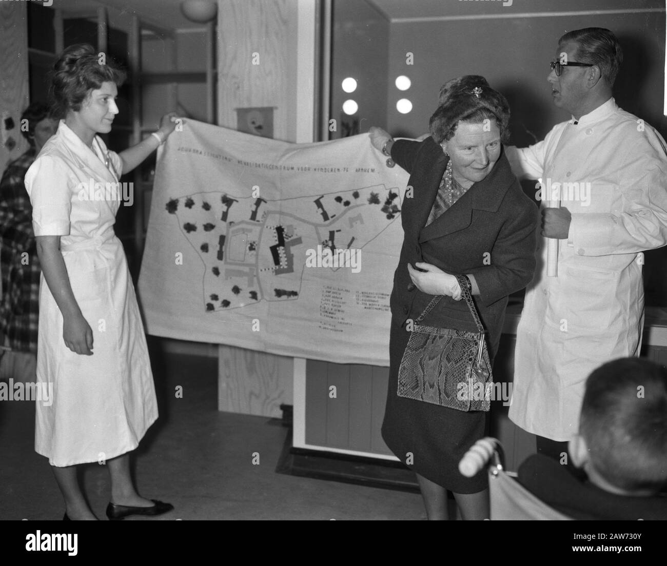 La reine Juliana visite la Fondation Johanna. H. M. au flanc Date : 22 octobre 1961 Nom De La Personne : Johanna Foundation, Juliana, Queen Banque D'Images