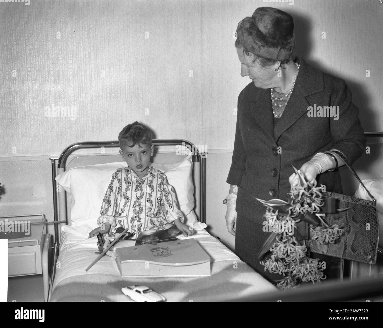 La reine Juliana visite la Fondation Johanna. H.M. avec peu de patients Date: 22 octobre 1961 Nom De La Personne: Johanna Foundation, Juliana, Queen Banque D'Images