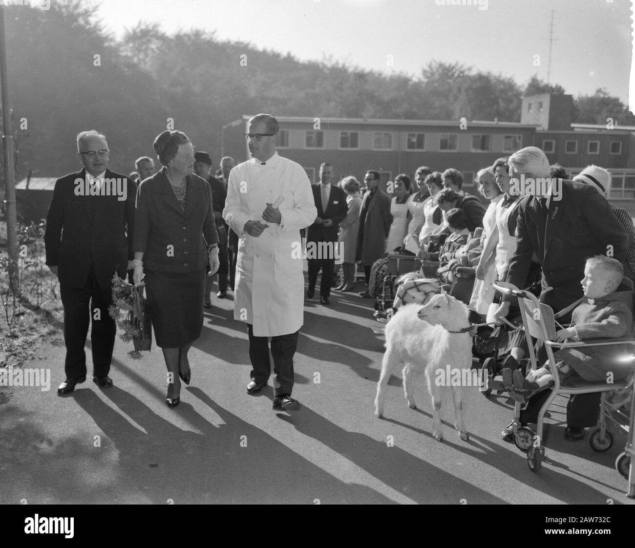 La reine Juliana visite la Fondation Johanna. Arrivée de HM Date : 22 octobre 1961 mots clés : personne arrivant Nom : Johanna Foundation, Juliana, Queen Banque D'Images