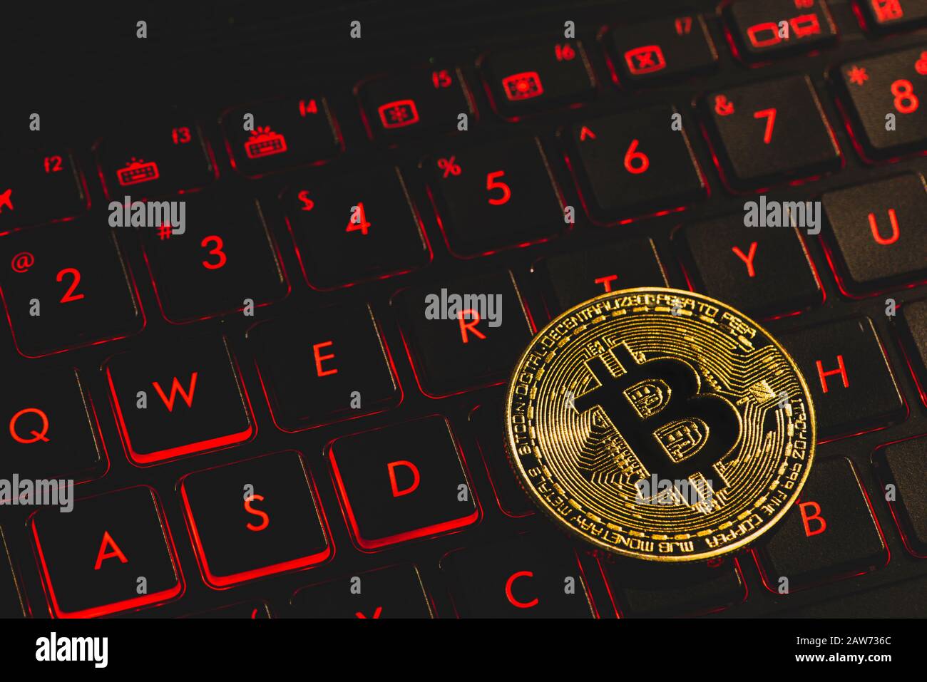 Bitcoin or sur le bloc-notes rouge du clavier. Représentation visuelle des crypto-monnaies numériques. Bitcoin sont entièrement dématérialisés et décentralisés ele Banque D'Images