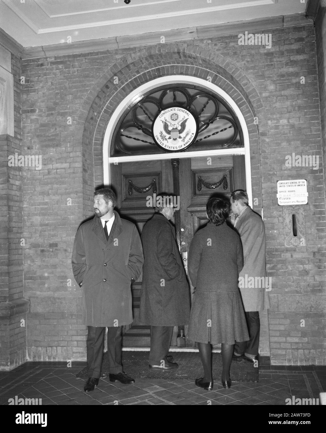 Manifestation de protestation à Amsterdam; A. den Doolaard, Gerda van der Elsken, F. Müller, Simon Vinkenoog Date: 1er novembre 1961 lieu: Amsterdam, Noord-Holland mots clés: Democrations Nom De La Personne: Doolaard, A. den, Elsken, Gerda van der Muller, F., Vinkenoog Simon Banque D'Images