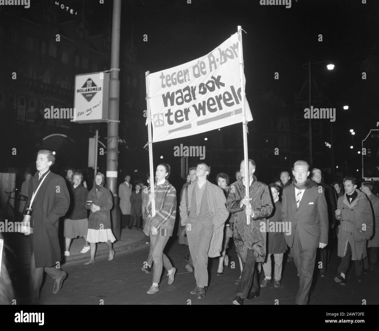 Manifestation De Protestation À Amsterdam. La Route Du Défilé Date : 1 Novembre 1961 Lieu : Amsterdam, Noord-Holland Mots Clés : Manifestations De Protestation Banque D'Images