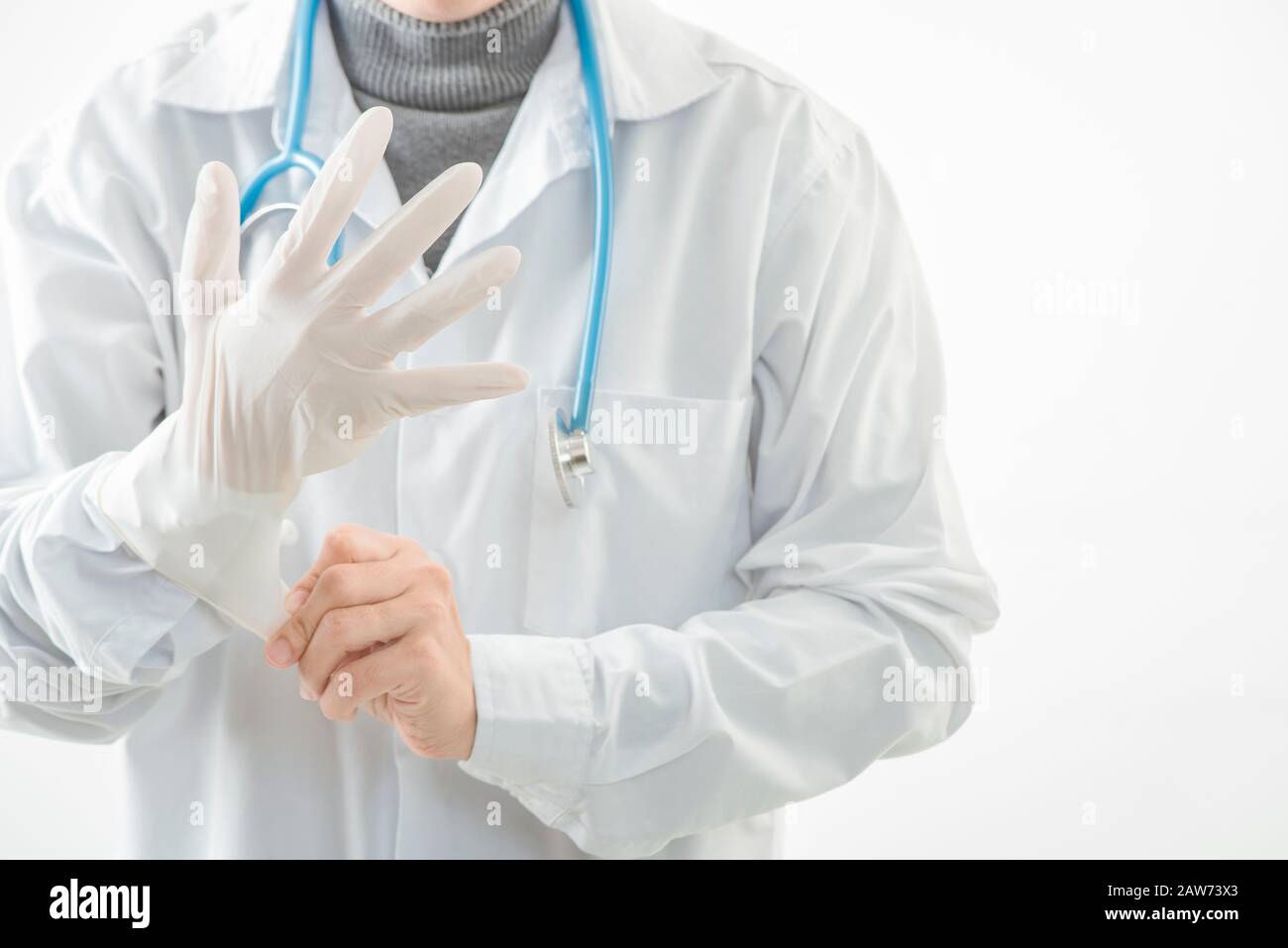 Médecin de gros plan portant des gants isolés sur fond blanc. Promouvoir les gens utiliser le masque facial pour se protéger de l'infection virale à Corona viru Banque D'Images
