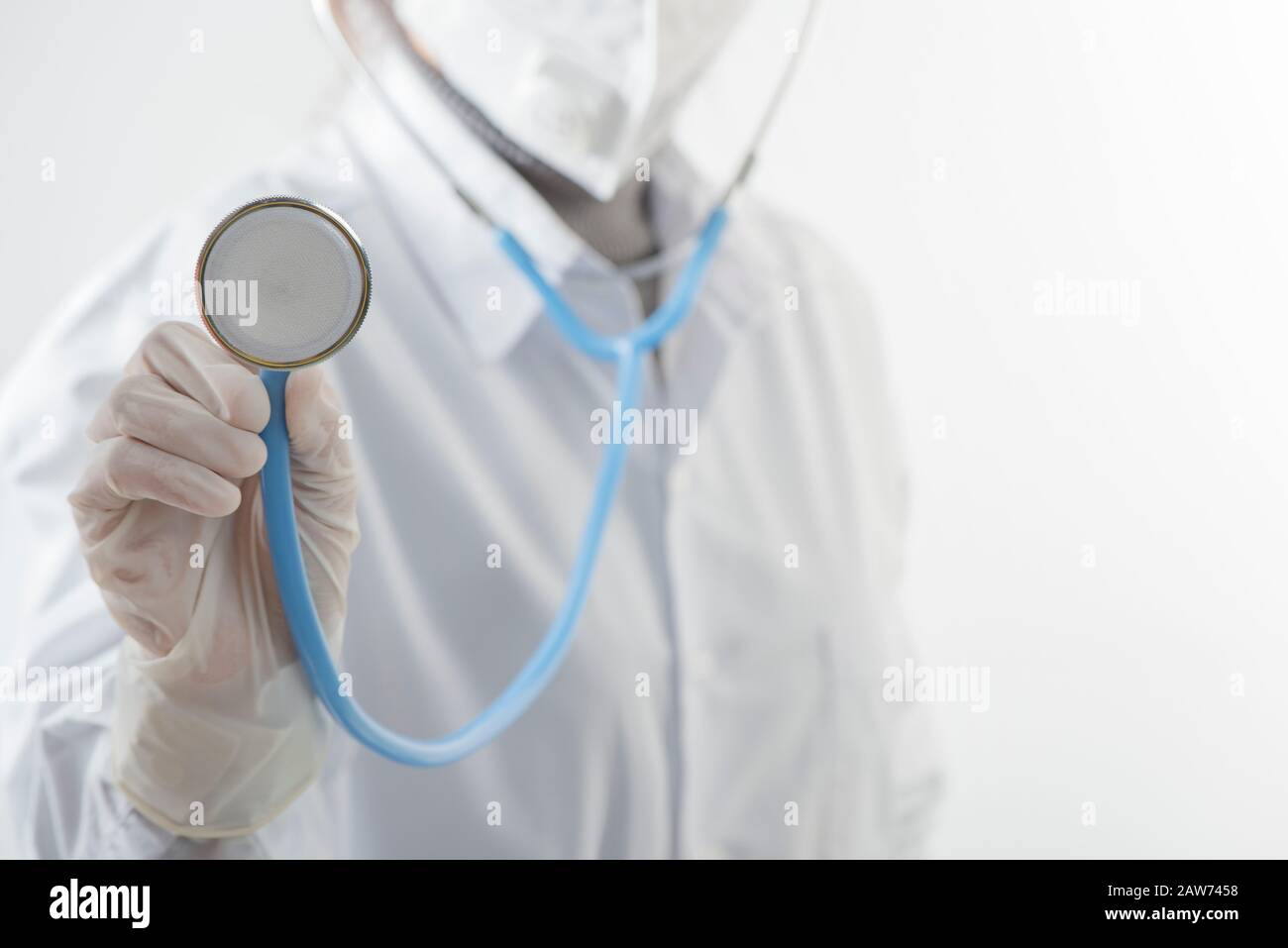 Médecin avec stéthoscope. Médecin travaillant dur. Concept à l'hôpital. Écoute quelque chose de succès médical intelligent. Banque D'Images