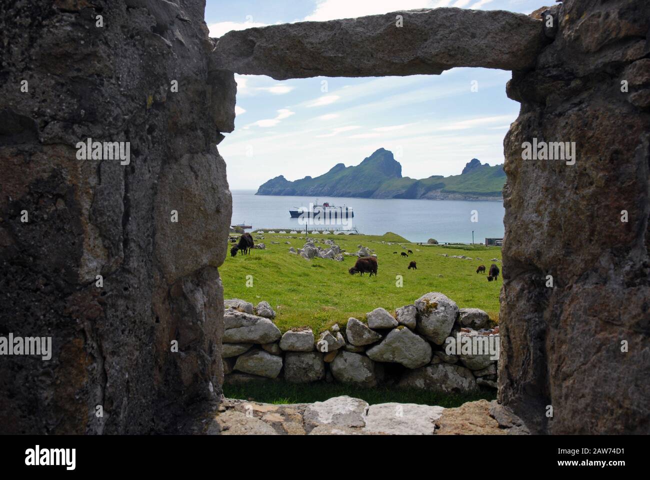 HEBRIDEAN PRINCESS vu à l'ancre de l'une des maisons abandonnées de VILLAGE BAY, ST KILDA, ÉCOSSE Banque D'Images