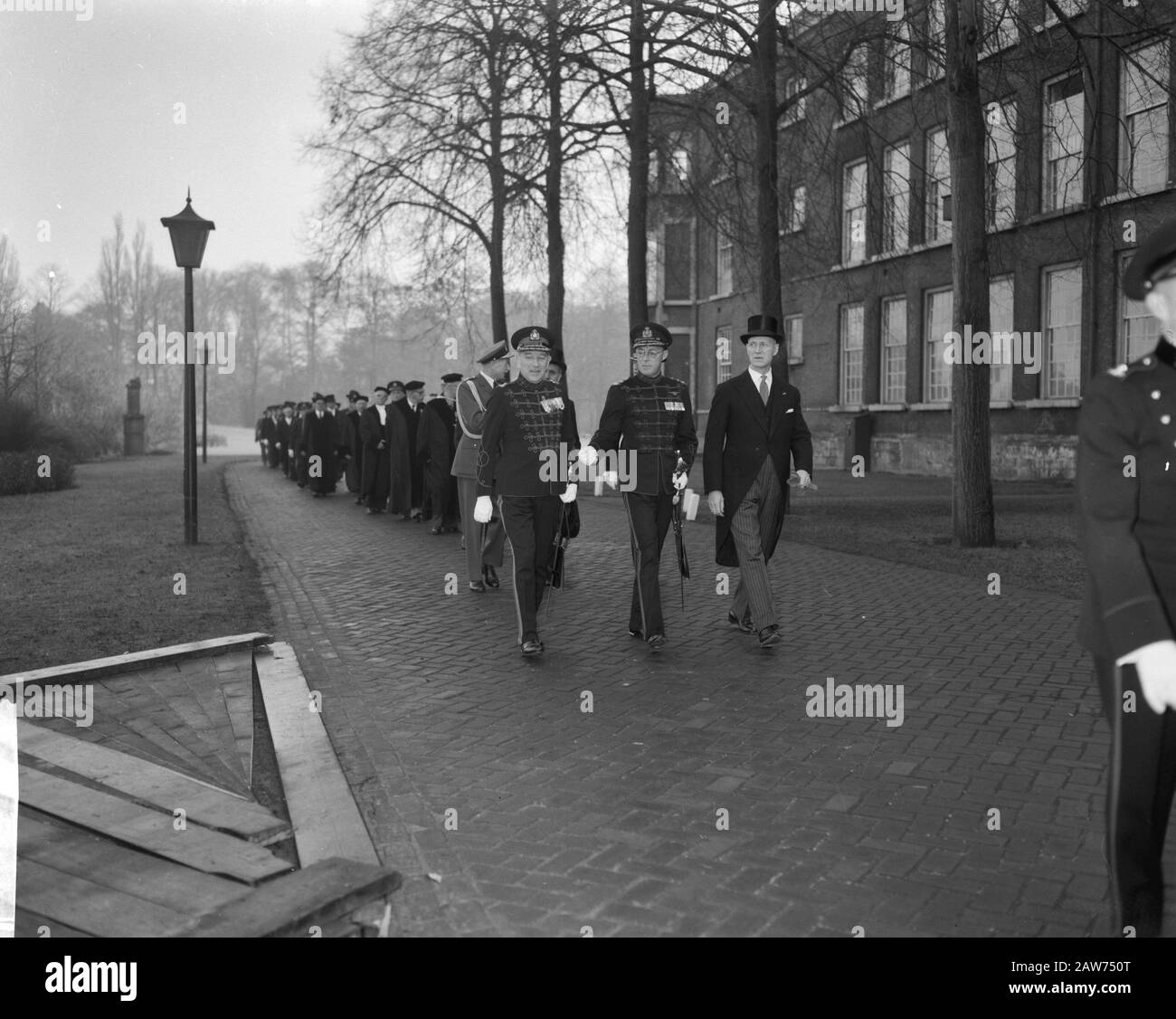 Installation De Prince Bernhard Royal Military Academy À Breda. Départ du cortège de la demeure du gouverneur Date : 24 novembre 1961 lieu : Breda mots clés : académies, installations, CONGÉ Nom : Bernhard, prince Banque D'Images