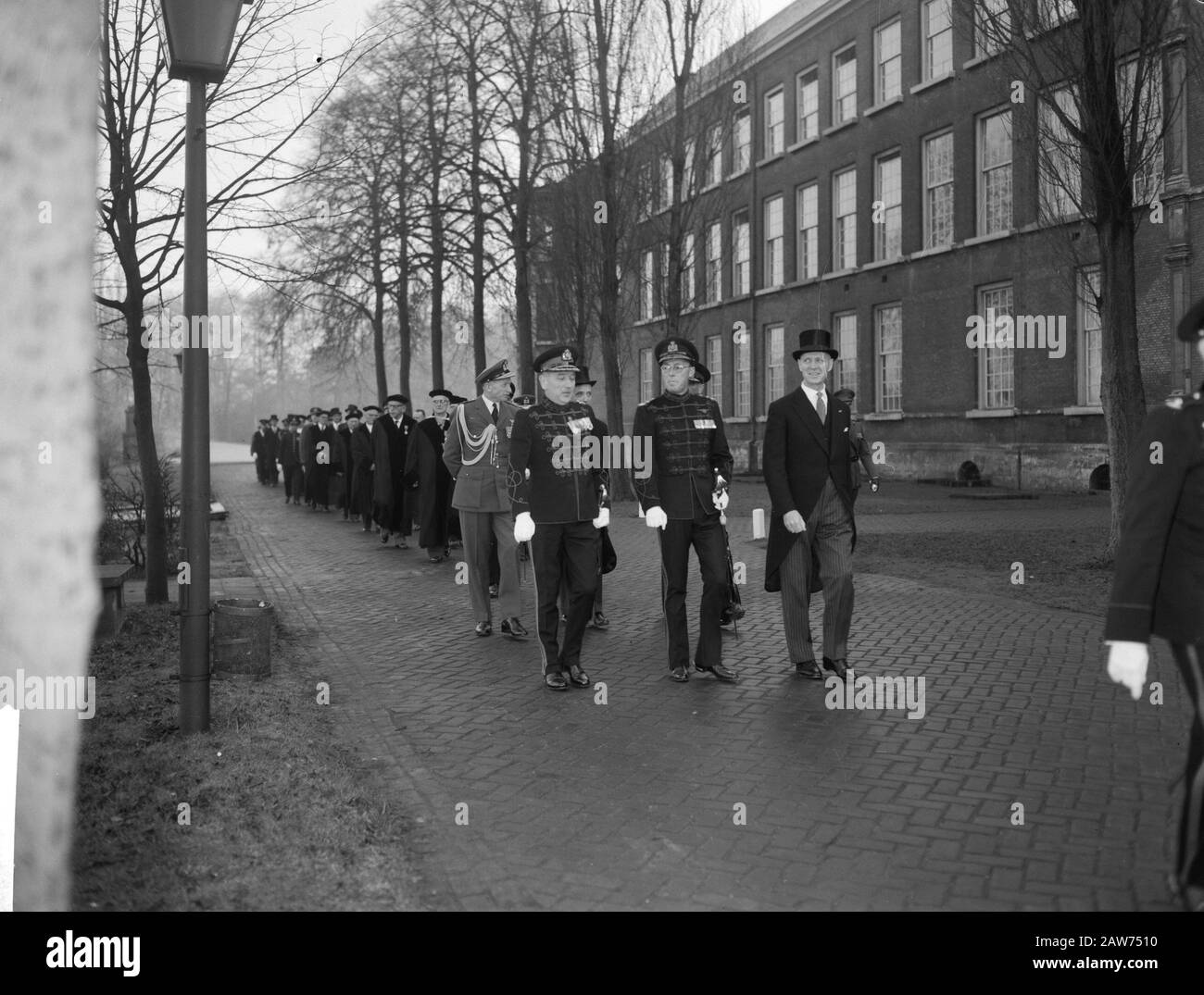 Installation De Prince Bernhard Royal Military Academy À Breda. Départ du cortège de la demeure du gouverneur Date : 24 novembre 1961 lieu : Breda mots clés : académies, installations, CONGÉ Nom : Bernhard, prince Banque D'Images