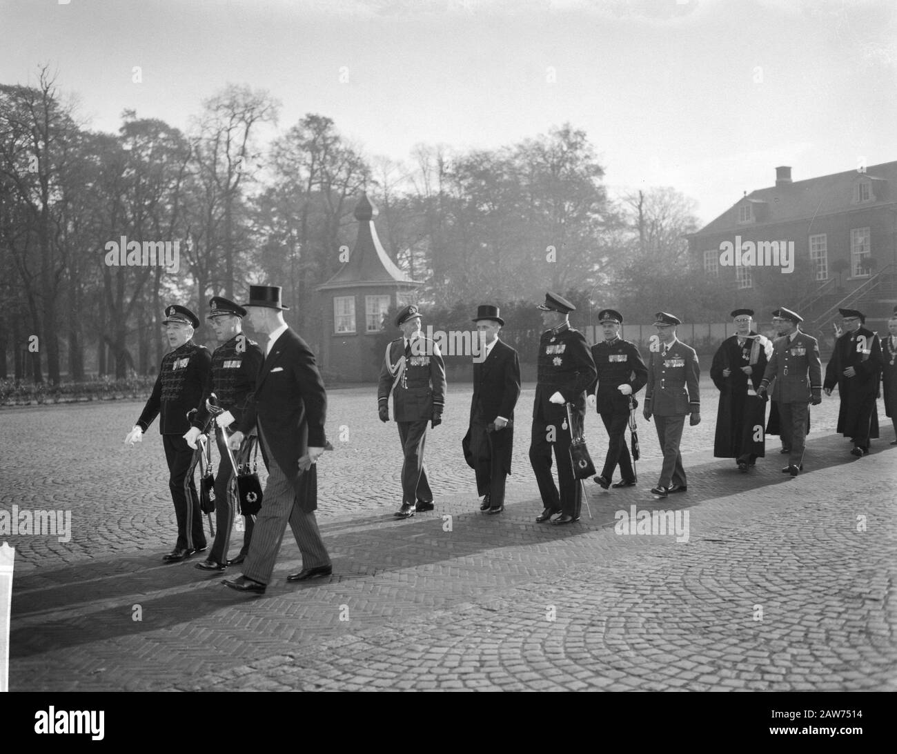 Installation De Prince Bernhard Royal Military Academy À Breda. Départ du cortège de la demeure du gouverneur Date : 24 novembre 1961 lieu : Breda mots clés : académies, installations, CONGÉ Nom : Bernhard, prince Banque D'Images