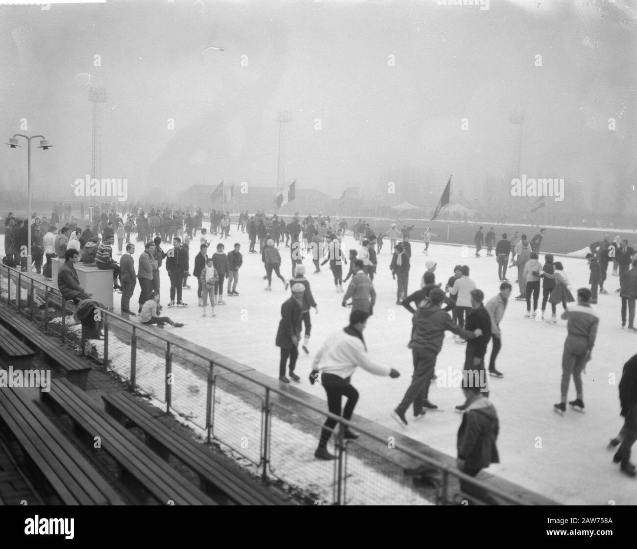 Ouverture de la patinoire Jaap Eden Amsterdam. Foules Sur La Piste Date : 10 Décembre 1961 Lieu : Amsterdam, Noord-Holland Mots Clés : Ouvertures Banque D'Images
