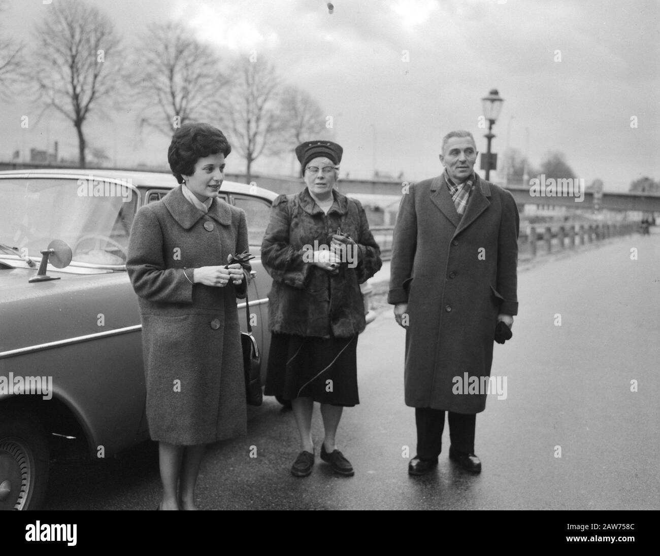 Conférence de presse d'Anneke Beekman à Maastricht. Anneke Beekman (à gauche) avec la tante Ge (Geertruida Langedijk-of Moorst) et son mari (M. Langedijk. Date: 3 décembre 1961 lieu: Limbourg, Maastricht mots clés: Portraits, femmes Nom De La Personne: Beekman, Anneke, Langedijk-of Moorst, Geertruida Koch, Eric / Anefo Titulaire du droit d'auteur: Archives nationales Type de matériel: Négatif (noir / blanc) numéro d'inventaire: Voir accès 2.24.01.04 Banque D'Images