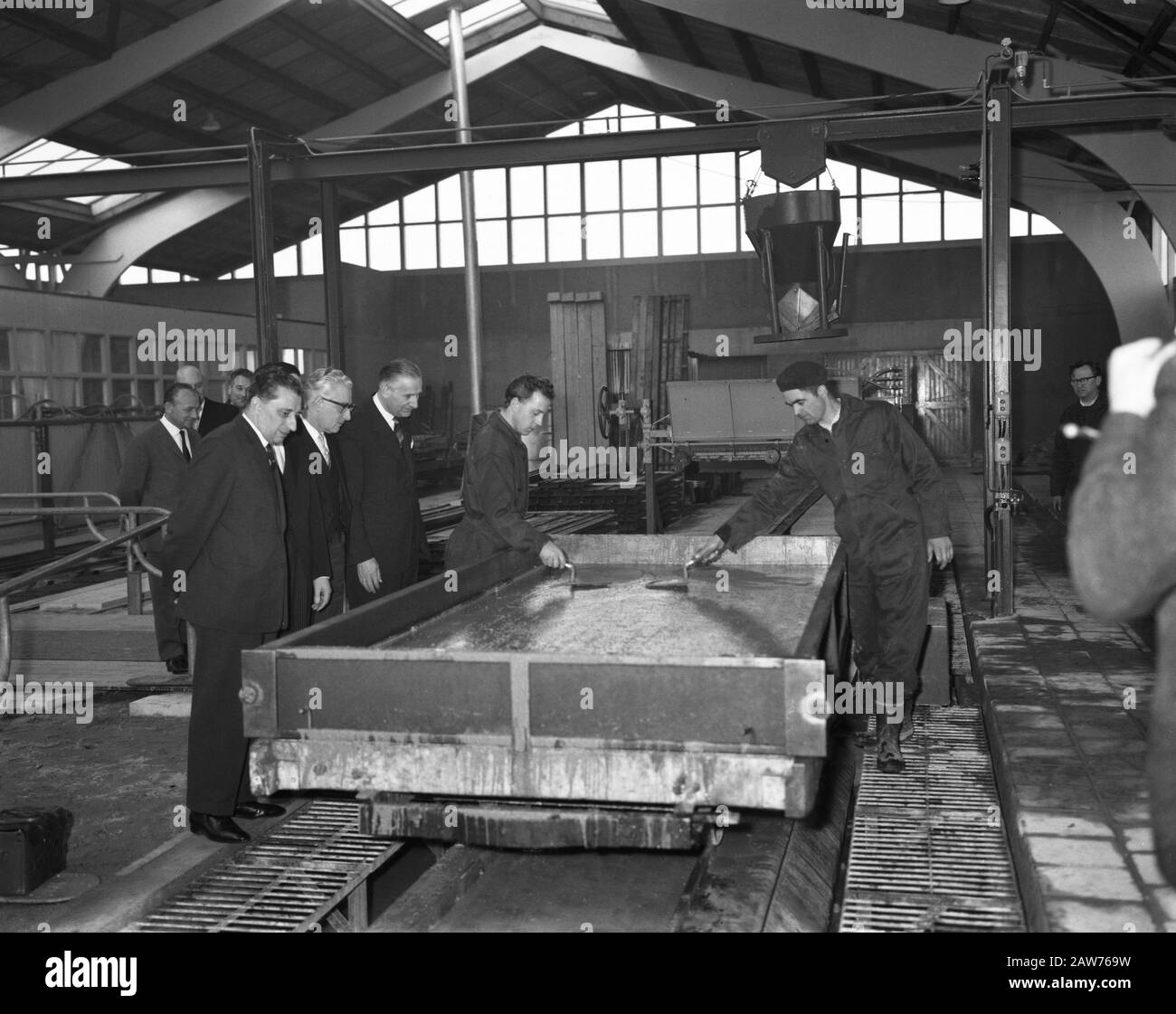 Le ministre Van Aartsen ouvre une nouvelle usine Hemweg Date : 15 janvier 1962 mots clés : usines, ports Banque D'Images