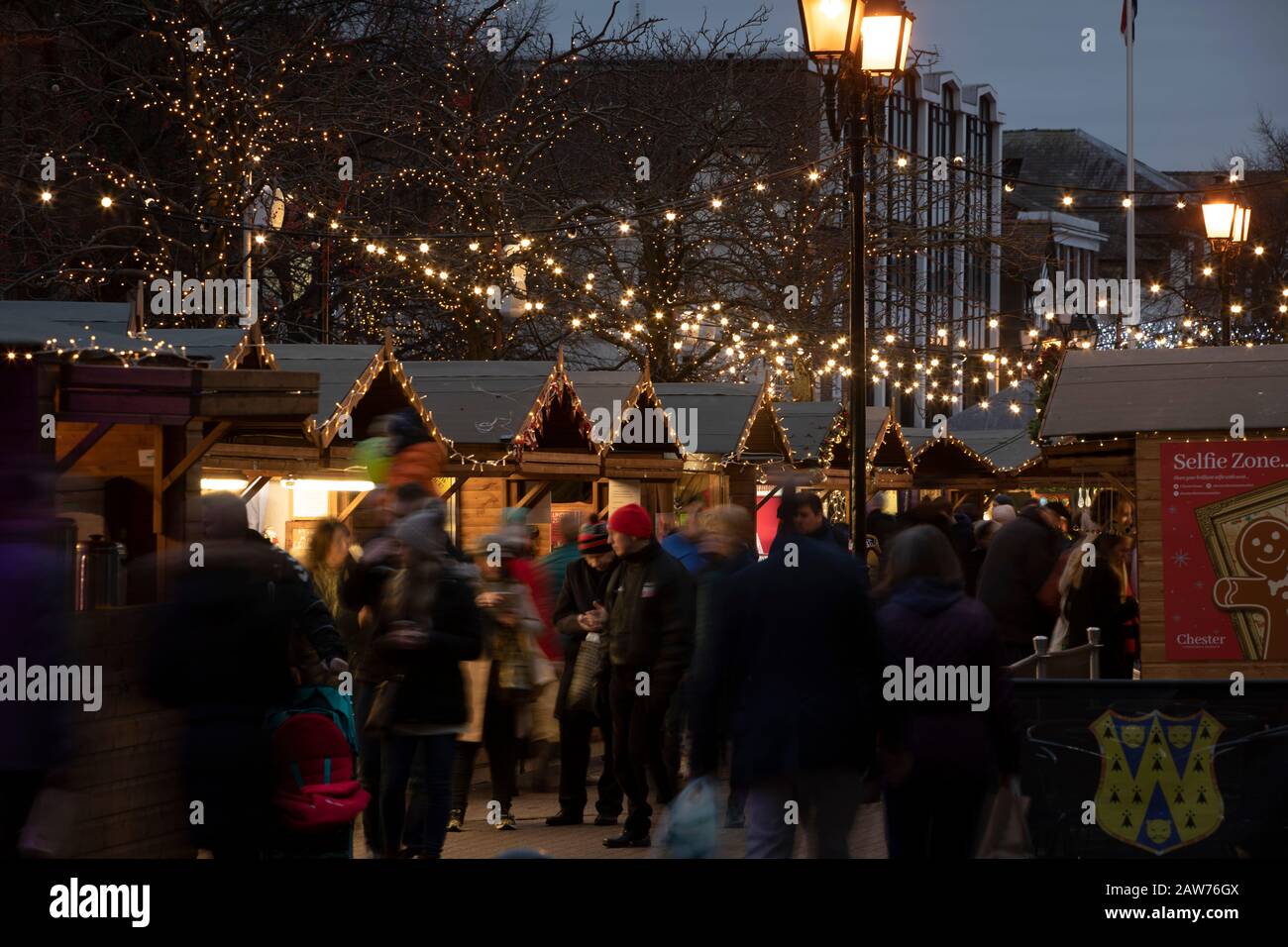 Les visiteurs du marché de Noël de Chester parcourent et font des achats de cadeaux. Le marché a été élu l'un des 20 marchés de Noël les plus importants d'Europe. En 2019, il y avait environ 70 étals gérés par des détaillants indépendants. Banque D'Images