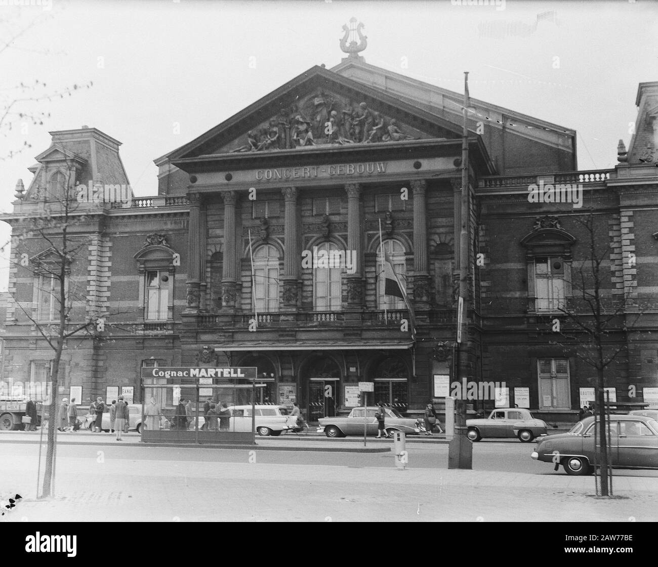 N.a.v. la mort d'Eduard Van Beinum accrochez le drapeau à mi-mât au Concert Date : 13 avril 1959 Banque D'Images