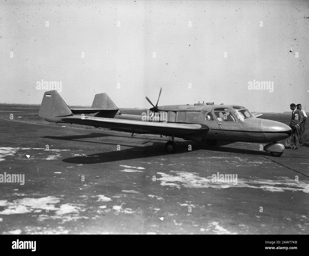Taxi Aérien Fits Diepen Lands At Schiphol Date : 24 Juillet 1946 Lieu : North-Holland, Schiphol Nom De L'Établissement : Schiphol Banque D'Images