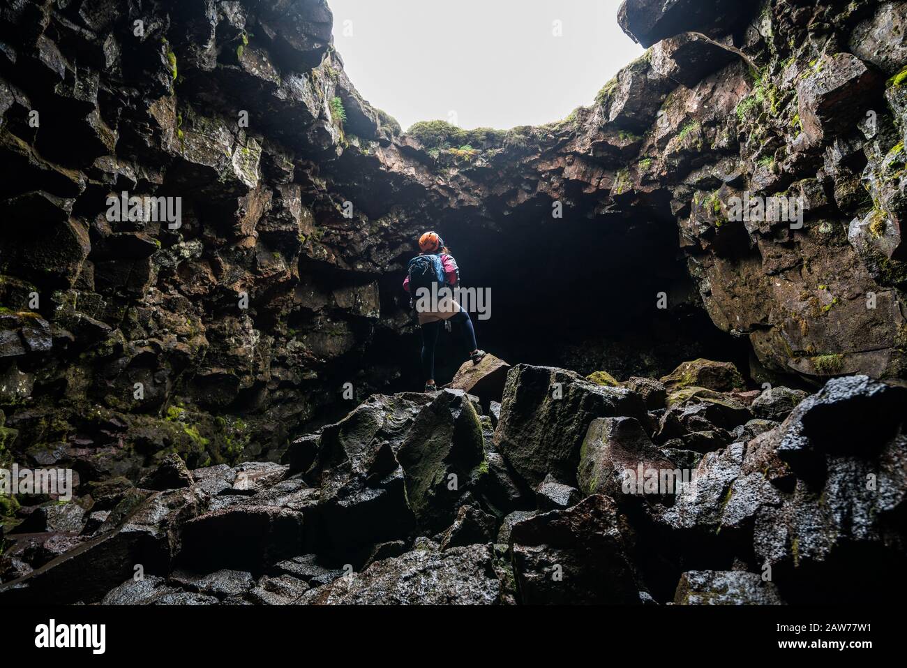 Woman traveler explorer tunnel de lave en Islande. Raufarholshellir est un beau monde caché de la grotte. C'est l'un des plus longs et des plus connus du tube de lave Banque D'Images