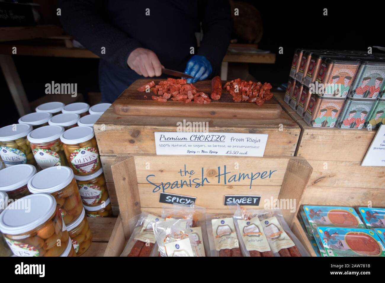 Cris Reeves de Panier espagnol, l'un des porteurs du marché de Noël de Chester cette année. Le marché a été élu l'un des 20 marchés de Noël les plus importants d'Europe. En 2019, il y avait environ 70 étals gérés par des détaillants indépendants. Banque D'Images