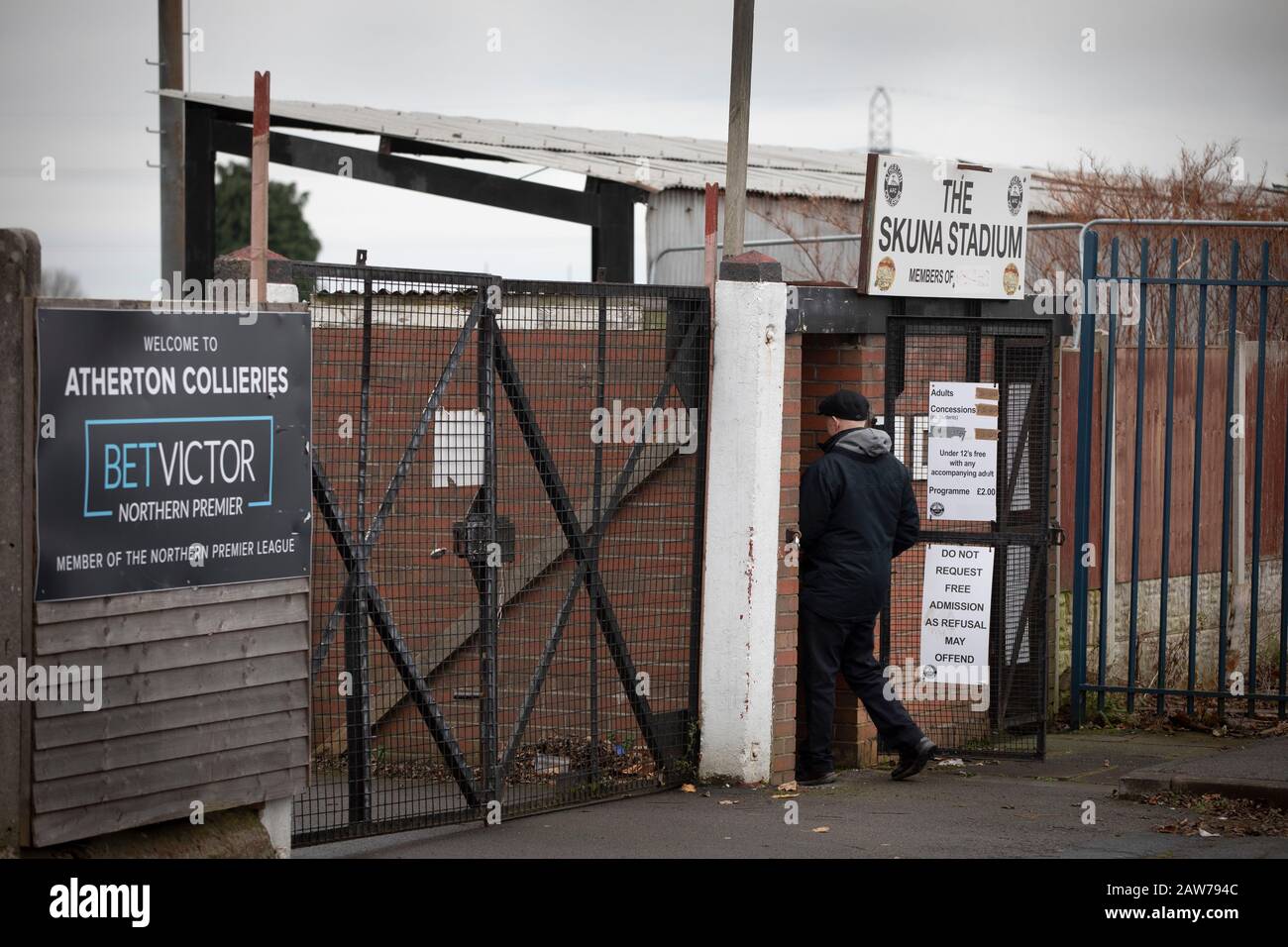 Un spectateur payant aux tourniquets avant que les Collieries d'Atherton n'aient joué à Boston United lors du troisième tour de qualification du FA Trophy au stade Skuna. Le club à domicile a été formé en 1916 et a obtenu trois promotions en cinq saisons dans la division Premier League du Nord. C'était le plus éloigné qu'ils avaient progressé dans le trophée FA et défait leurs rivaux de la Ligue nationale du Nord par 1-0, Mike Brewster marquant un gagnant tardif regardé par une foule de 303 spectateurs. Banque D'Images