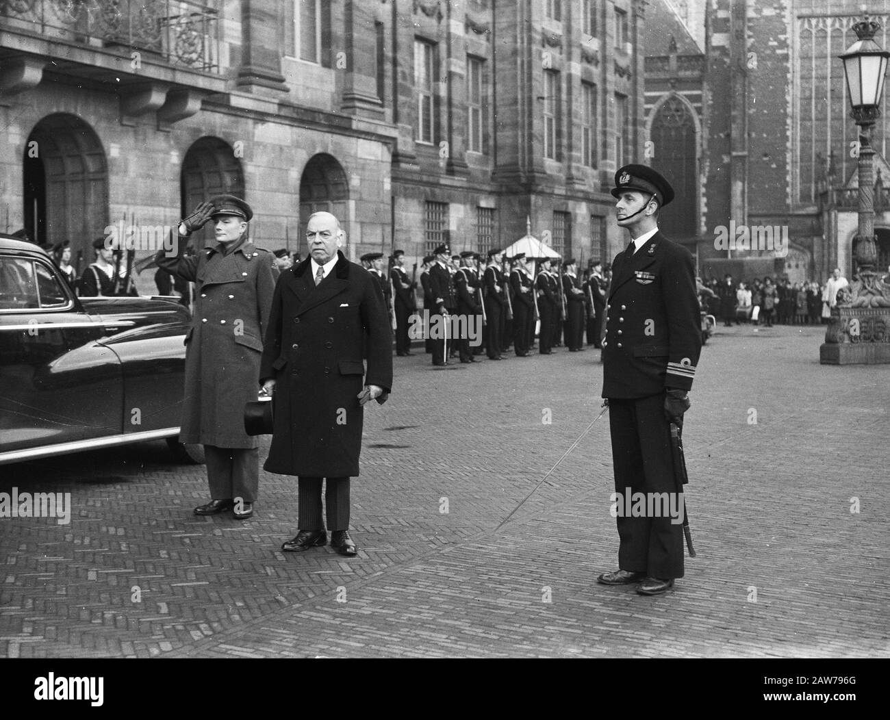 Mackenzie King à Amsterdam en jouant à l'hymne national Date: 15 novembre 1947 lieu: Amsterdam, Noord-Holland mots clés: Jeux, VOLKSLIED Banque D'Images