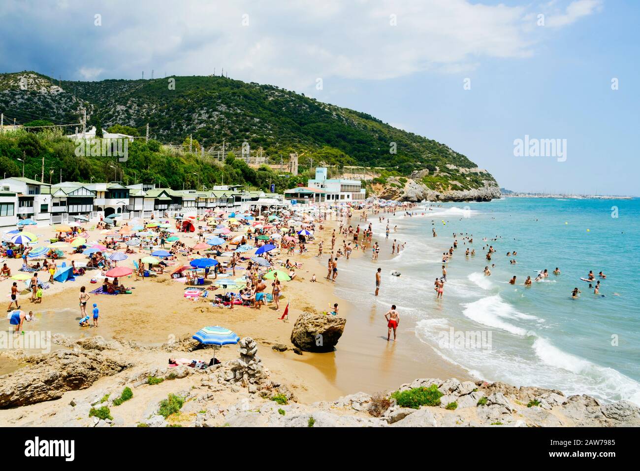 Sitges, ESPAGNE - 9 JUILLET 2017: Les gens apprécient, se détendre, bronzer ou se baigner à la plage de Garraf à Sitges, une plage populaire sur la côte du Metr Banque D'Images