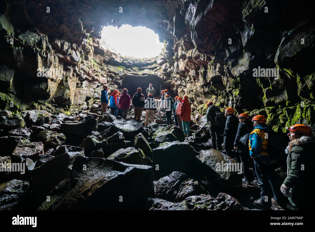 Porlakshafnarvegur, Islande - Juillet 3, 2018 : Groupe de personnes et les touristes d'explorer la grotte du tunnel de lave de Raufarholshellir en Islande. La grotte était naturellement Banque D'Images