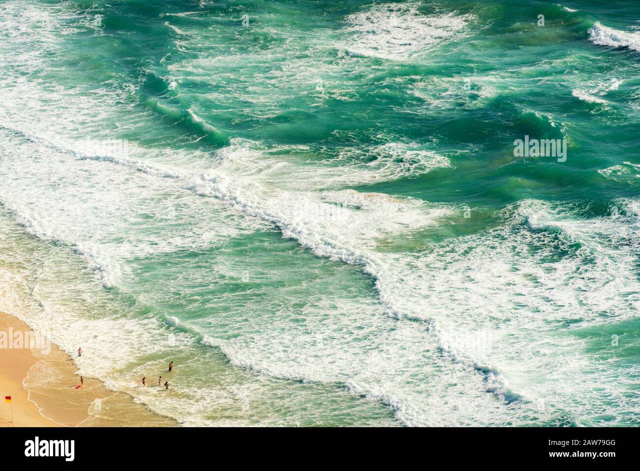 Vue aérienne sur les vagues massives de l'océan et les gens sur la plage. Tropical été plage vacances fond Banque D'Images