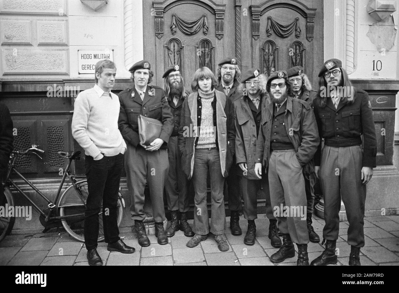 Membres du VDM pour la Haute Cour militaire après avoir prononcé la peine i.v.M. Action anti-accueil Date: 22 novembre 1972 mots clés: Établissement militaire Nom: VDM Banque D'Images