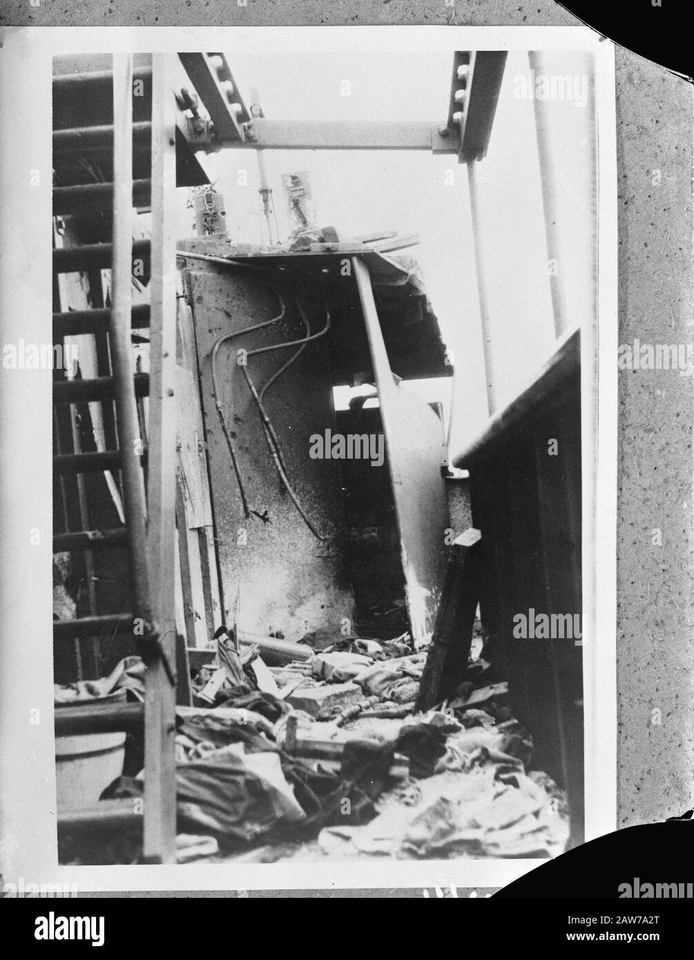 Le minesweeper HMS Bengal avec le pétrolier néerlandais Ondina a endommagé le corsaire japonais dans l'océan Indien. Près de l'endroit où le capitaine du pétrolier était un shrapnel lain détruisez le pont de signalisation (premier plan) et une partie du pont (arrière-plan). Les barards ont le travail du bois sur plusieurs endroits pénétrés Minesweeper HMIS Bengal (navire, 1942) et le pétrolier néerlandais Ondina ont été endommagés dans une attaque par des pirates japonais dans l'océan Indien. Près de l'endroit où le capitaine du pétrolier a été tué, le shrapnel a détruit le pont de signalisation (premier plan) et une partie du pont (arrière-plan). Les barards ont pénétré le travail du bois à divers endroits Banque D'Images