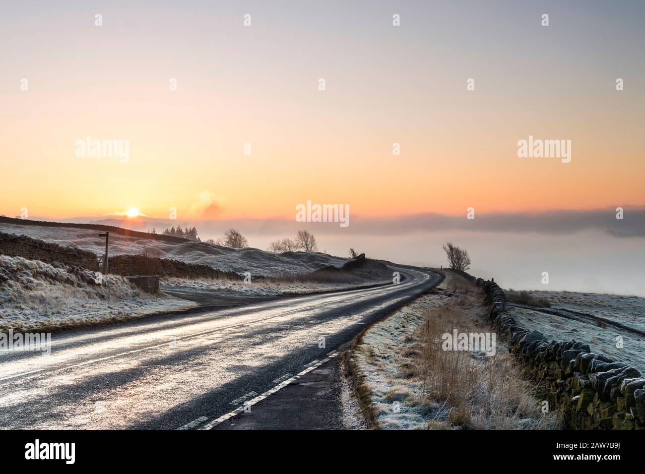 Teesdale, Comté De Durham, Royaume-Uni. 7 février 2020. Météo britannique. C'était un début froid et brumeux avec de la glace sur des routes non traitées à Teesdale, comté de Durham, dans le nord de l'Angleterre. Crédit: David Forster/Alay Live News Banque D'Images