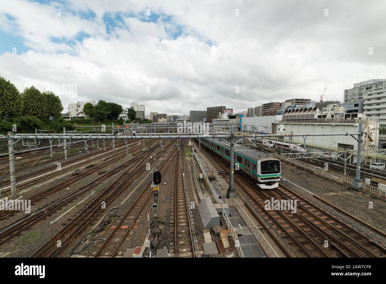 Tokyo, Japon - 29 août 2016 : train à l'approche de la gare d'Ueno à Tokyo. Voies ferrées infrastructure paysage urbain Banque D'Images