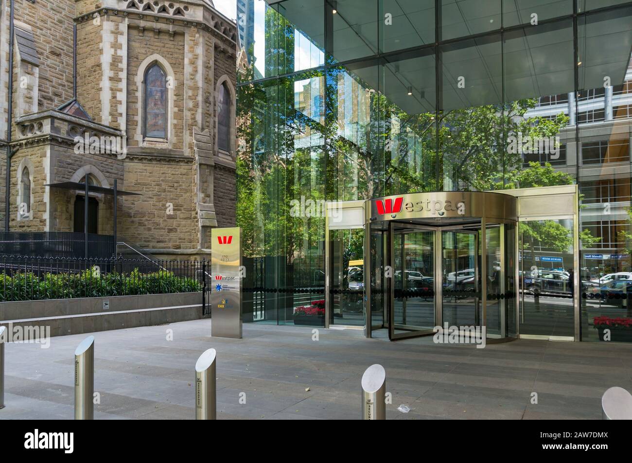 Melbourne, Australie - 8 décembre 2016 : extérieur de la succursale de la banque Westpac avec entrée par porte vitrée Banque D'Images