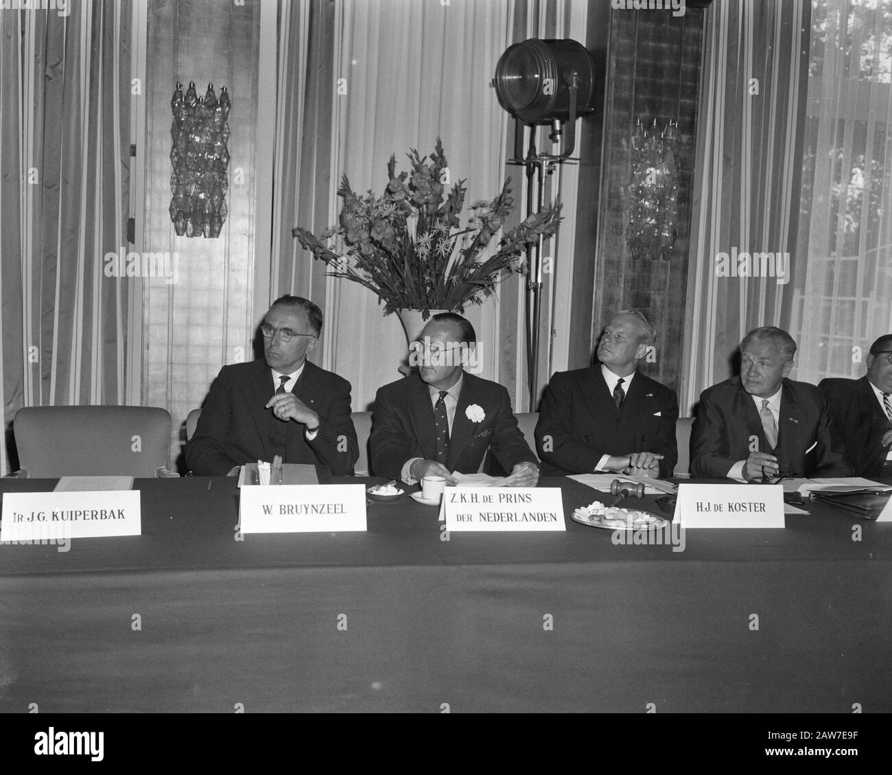 Prince Bernhard, Président Honoraire Du Conseil De L'Association Industrielle Suriname Et Antilles Néerlandaises Ir. Logen Hoursz, Kuiperbak, Bruijnzeel, Son Altesse Royale La Date : 20 Juin 1962 Lieu : Antilles Néerlandaises Nom De La Personne : Bernhard, Prince, Bruijnzeel, Ir. Logen Hoursz Banque D'Images