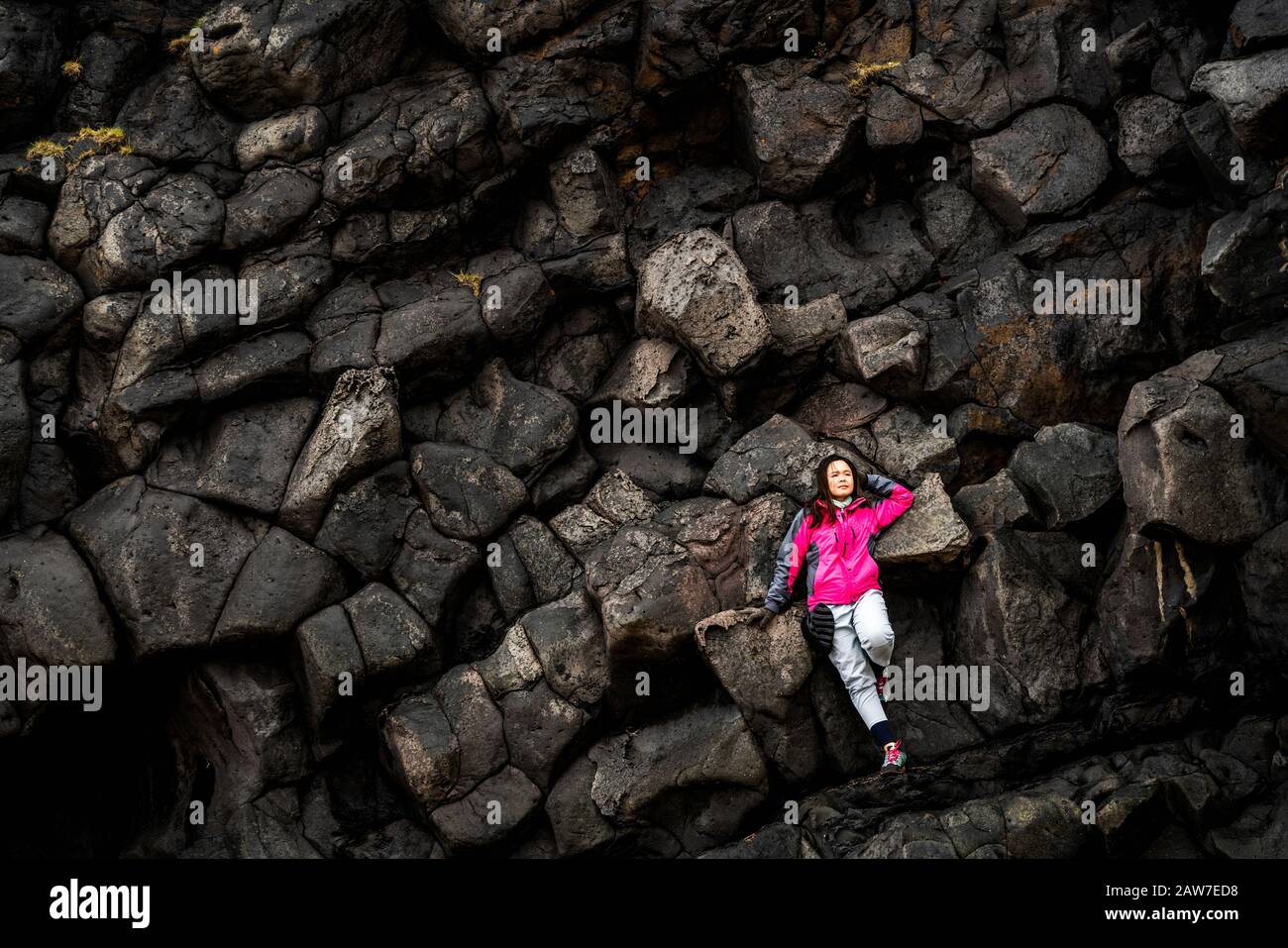 Woman traveler sur rocky ridge en Islande, 05960. Tourisme et explorer concept. Banque D'Images