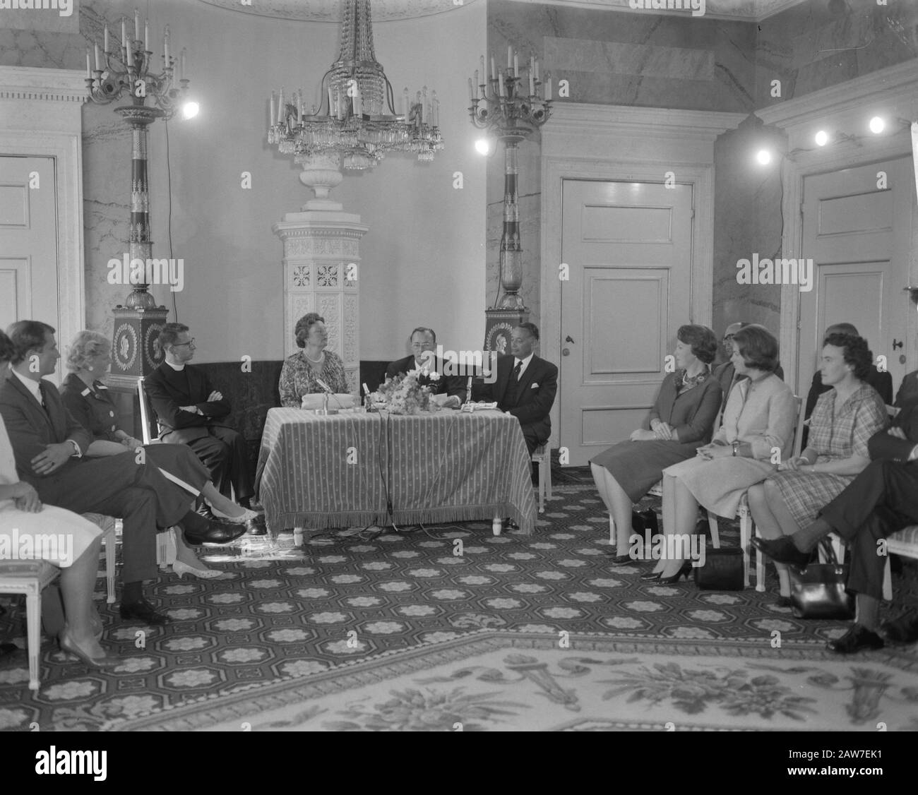 La Reine Juliana et le Prince Bernhard, la fondation de la commission pour la coupe des centres pour la jeunesse et le consulat du conseil consultatif Date d'installation : 26 juin 1962 mots clés : plantes Nom De La Personne : Bernhard prince, Juliana, Queen Nom de l'institution : Avis Banque D'Images